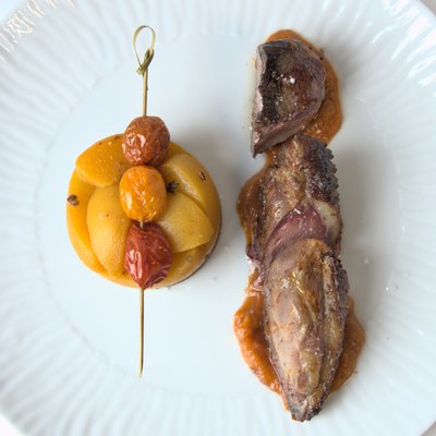 23T3 - Magret de canard grillé et rôti, sauce grillardin aux pêches, sablé breton au thym pêche groseille brochette de tomate cerise