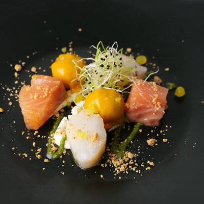 Avocat en gelée de mangue, saumon gravlax & lotte fumée, bille kiwi citron vert, sablé noisette