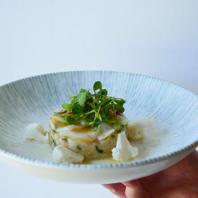 Ceviche de mulet à la mangue, rosace de noix de Saint-Jacques, vinaigrette aux agrumes, condiment au chou fleur