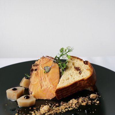 Foie gras mi-cuit de canard au cacao, crumble grué chocolat noisettes, melon au muscat