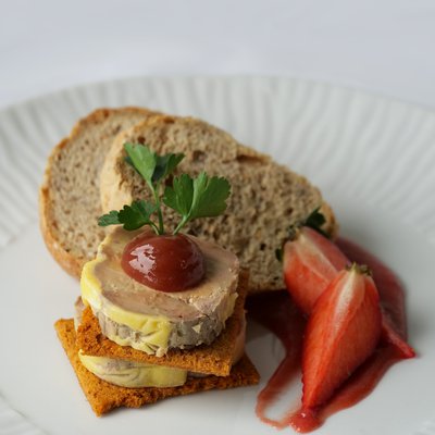 Mille-feuille de foie gras de canard & tuile de pain d'épice, gelée de fraise & baie de séchuan rouge, chutney rhubarbe2