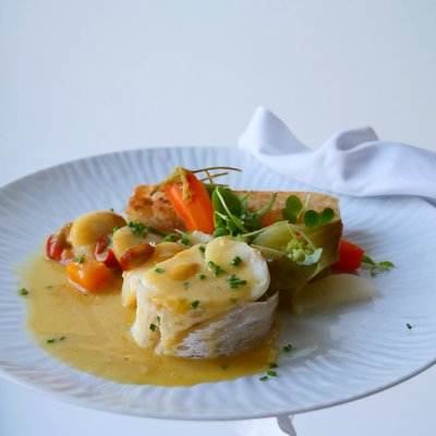 Noix de Saint-Jacques & lieu jaune, jus passion piment d'Espelette, légumes d'automne, riz frit