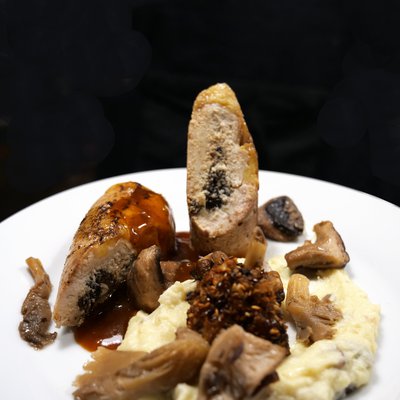 Suprême de pintade farci aux champignons noirs, laquage clémentine,  aileron aux graines, céleri, châtaigne