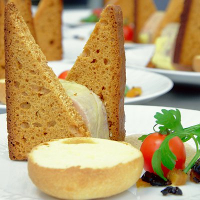 Médaillon de foie gras & purée de poire à la vanille, pain d 'épices & brioche