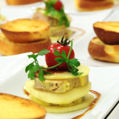 Mille feuille de foie gras & pommes granny, jus glacé au calvados
