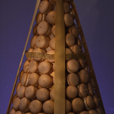 Pyramide de macarons parisiens maisons, coque nature, ganache chocolat blanc & grand marnier
