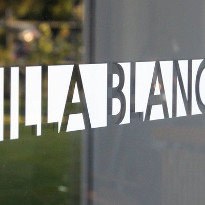 Villa Blanche baie vitrée logo